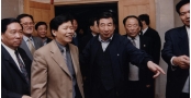 2000年国务院副总理李岚清在董事长陪同下参观大发平台app下载安装－7